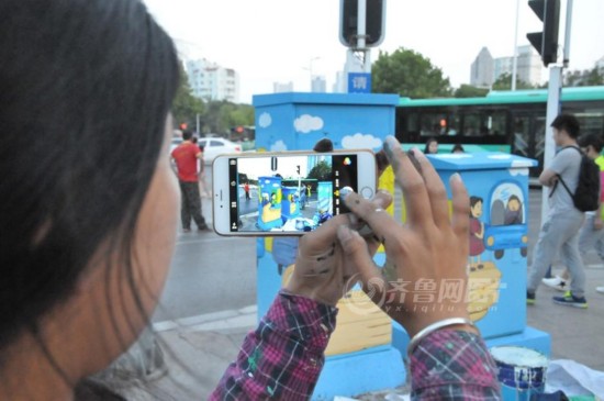 90后藝術(shù)生街頭作畫(huà) 為山東黃島垃圾箱披炫彩外衣