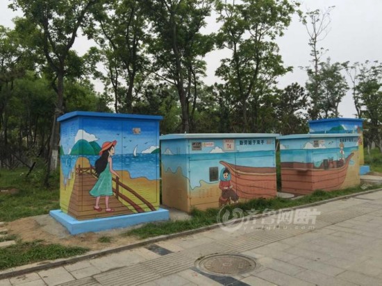 90后藝術(shù)生街頭作畫(huà) 為山東黃島垃圾箱披炫彩外衣